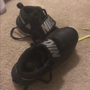 Basketball shoes